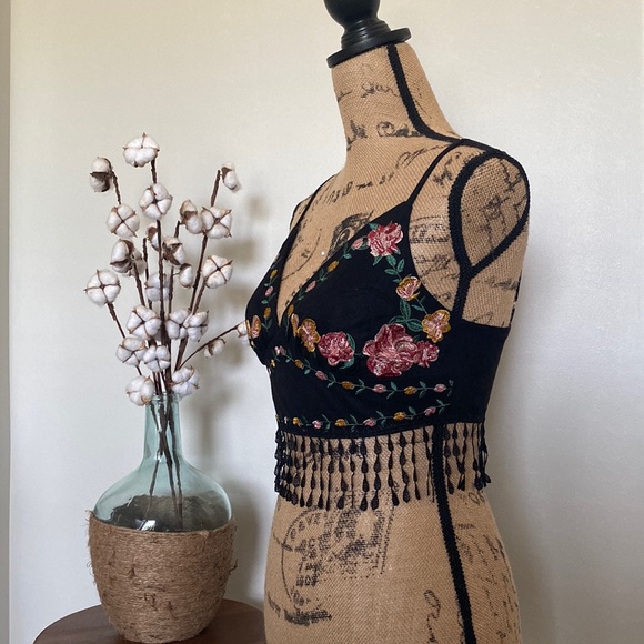 🚨[SOLD] Floral Embroidered Boho Top - Picture 2 of 6